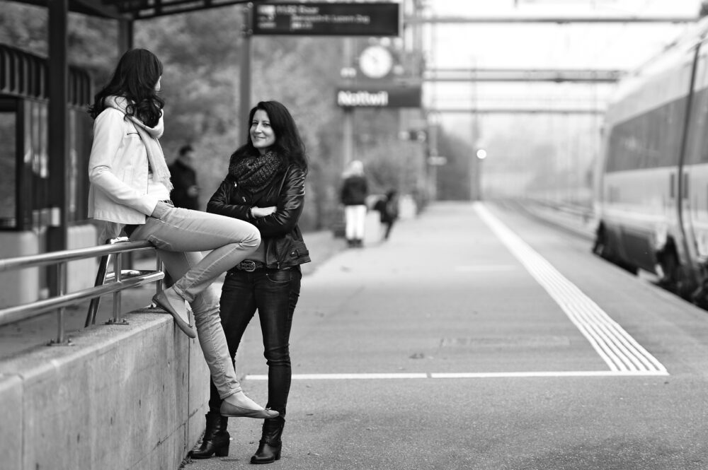 zwei Frauen am Bahnhof in Nottwil, unscharfer Hintergrund, Bokeh, SBB, Street Fotografie, Strassen Fotografie, Street Photography