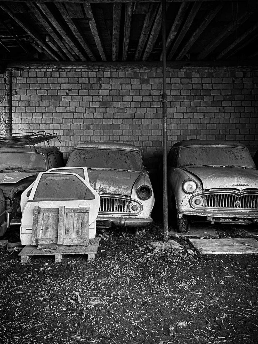 alte Autos, Oldtimer in Werkstatt, Abstellraum, Leiter, Türe, Schrott, Autofriedhof, vergessene Oldtimer