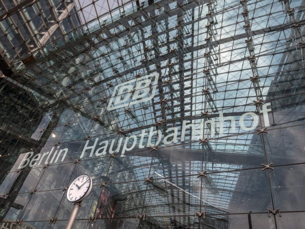 Berlin Hauptbahnof, Deutsche Bahn, ICE, Licht durchflutet, Durchgangsbahnhof, Deutschland