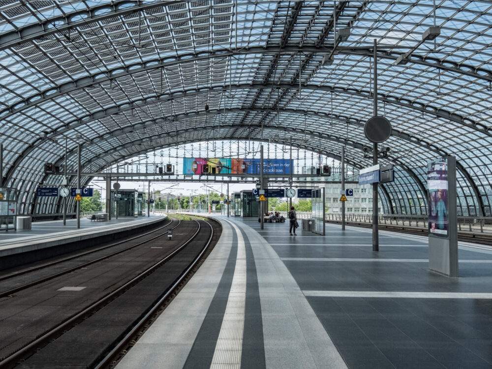 Berlin Hauptbahnof, Deutsche Bahn, ICE, Licht durchflutet, Durchgangsbahnhof, Deutschland