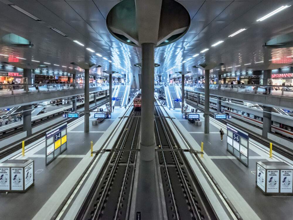 Berlin Hauptbahnhof, Untergrund, Tiefbahnhof, Geleise, ICE, Deutsche Bahn