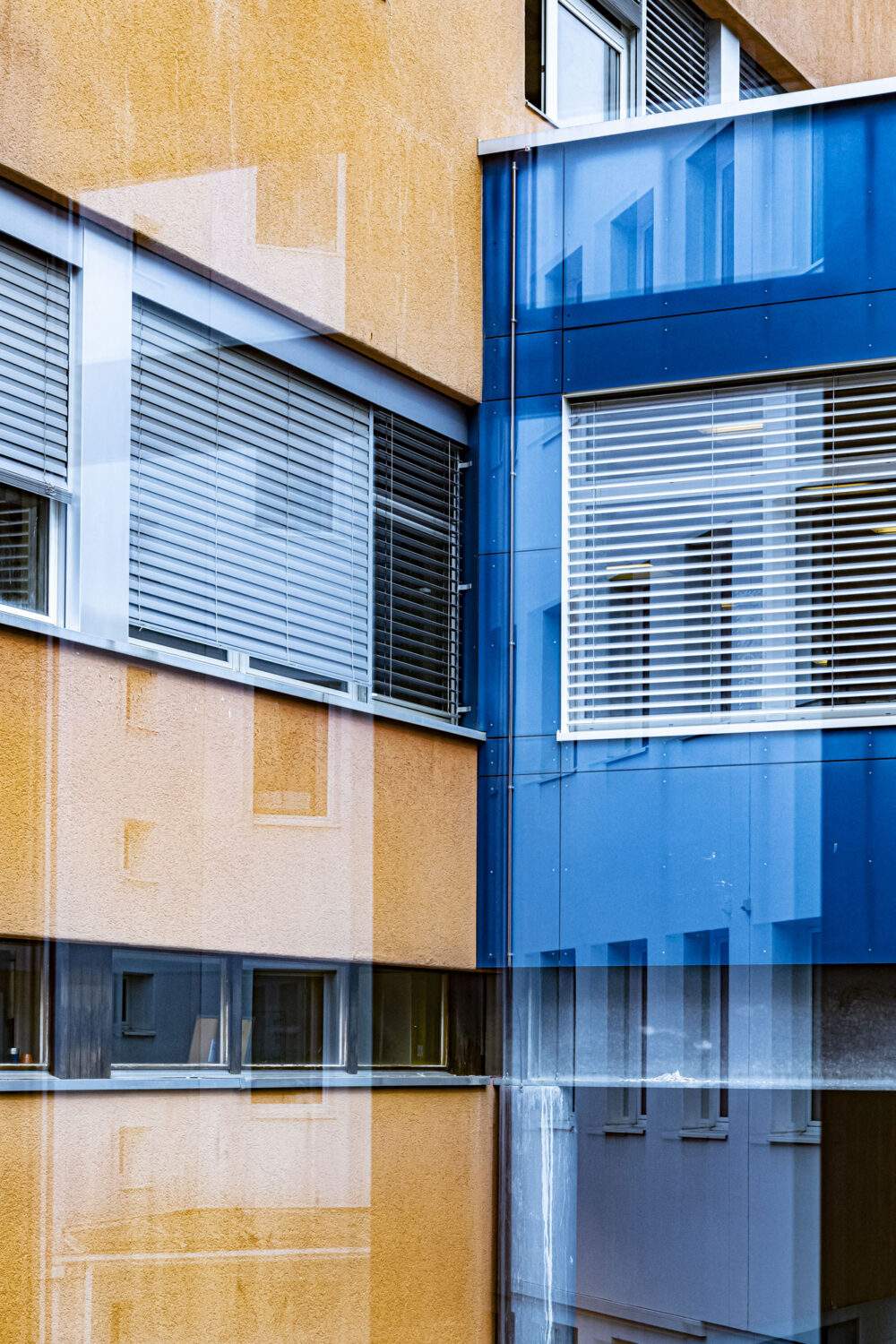Hochgebirgsklinik Davos, Spiegelungen, Hausfassade, farbige Fassade, Architektur