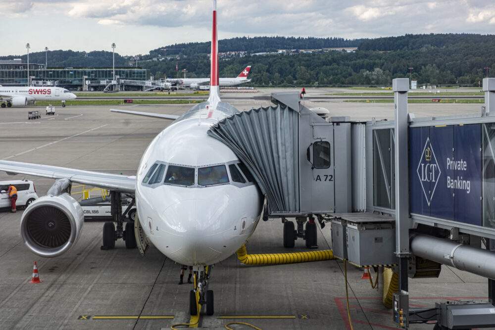 Flughafen Zürich Kloten, Flugzeug, Airbus A280, Swiss, Swissair, weisses Flugzeug