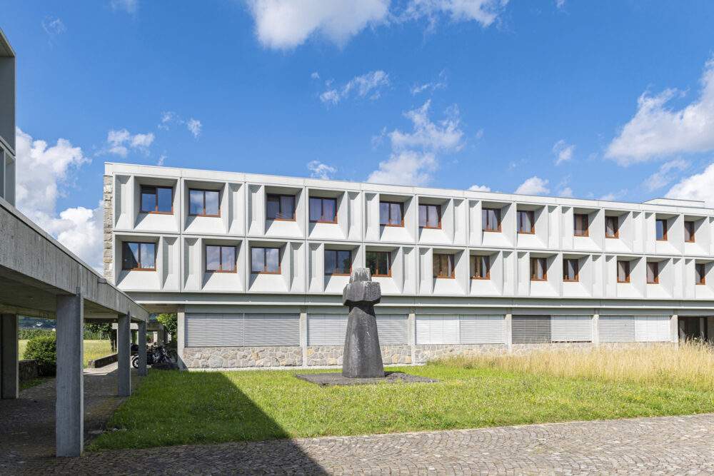 Kündig Architektur Hochdorf, Kloster Baldegg Mutterhaus, Postmodern, langes Gebäude, moderne Betonarchitektur